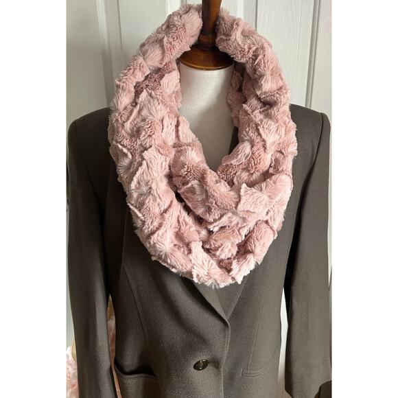 Betsey Johnson Faux Fur Dusty Rose Infinity Scarf Heart Design Warm Super Soft - Picture 2 of 4